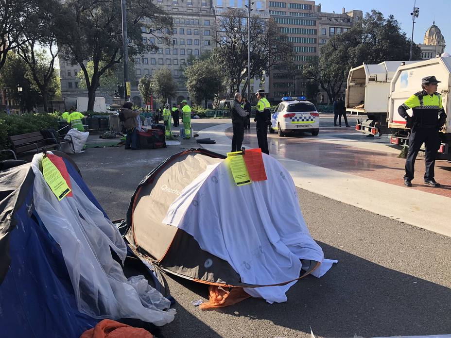 Acordonan la plaza Catalunya mientras dura el desalojo de los campamentos