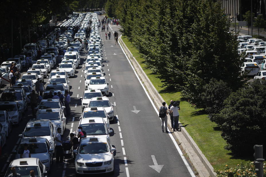 Los taxistas de Madrid podrán realizar trayectos a precio cerrado y rebajas en caso de contaminación