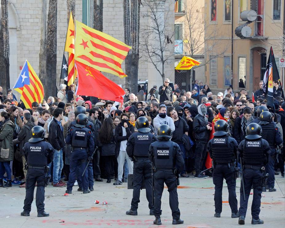Un detenido durante protestas por acto conmemorativo Constitución en Girona