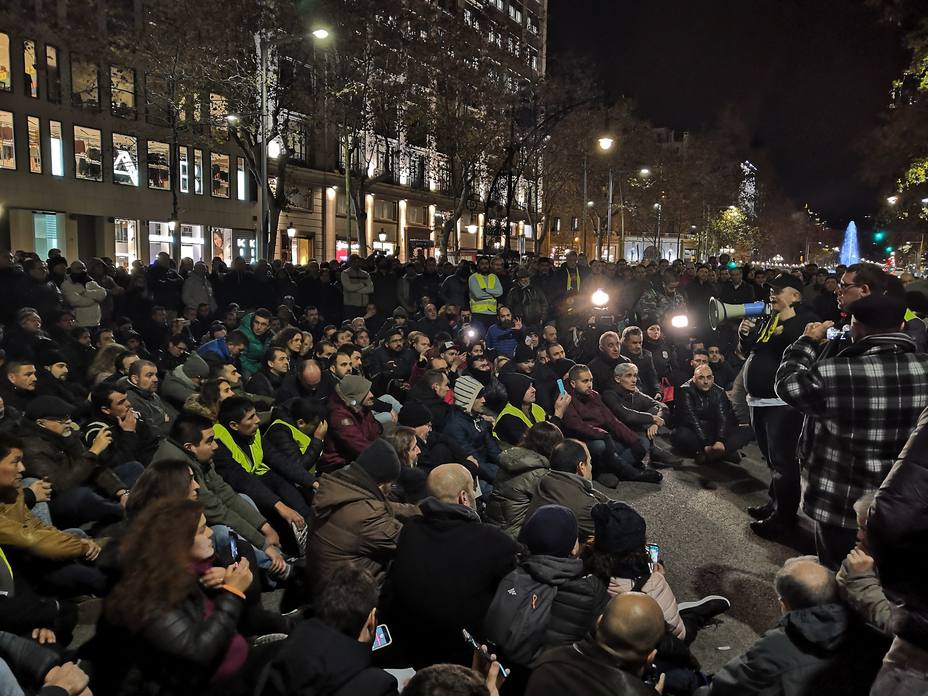 Los taxistas de Barcelona deciden en asamblea mantener el paro y el bloqueo de la Gran Via