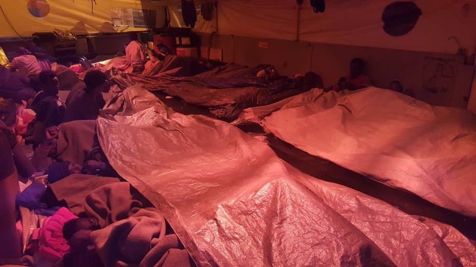 El barco de Sea-Watch con 47 migrantes navega hacia Sicilia por una tormenta