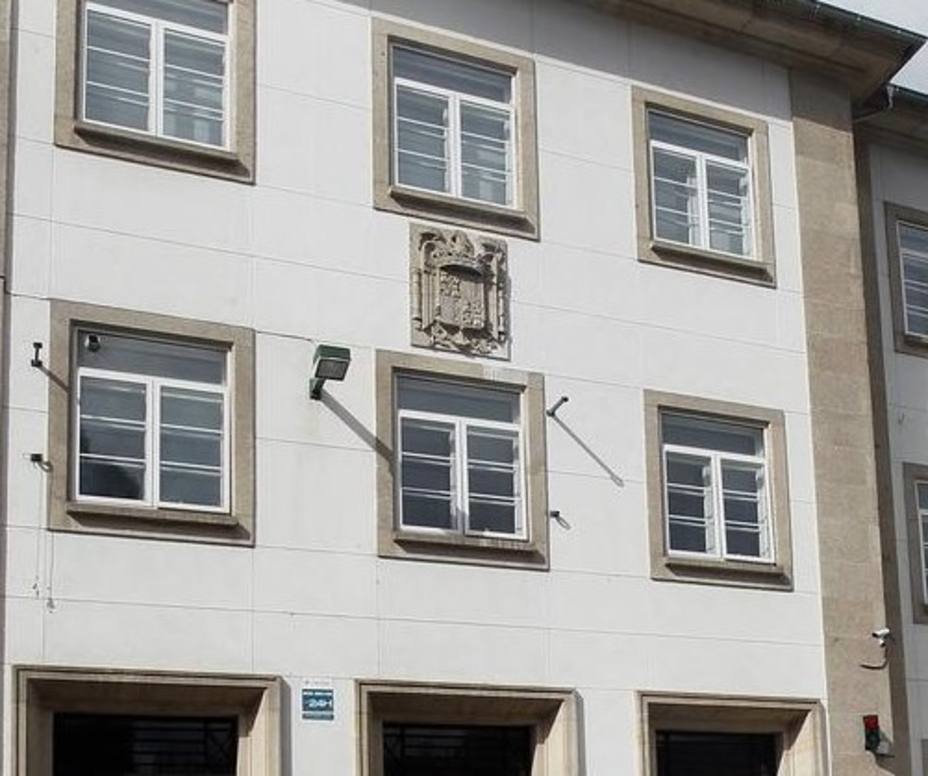 El Ayuntamiento inicia un nuevo expediente contra la Xunta que obligará a destapar otro escudo franquista