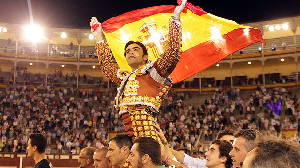 Miguel Ángel Perera durante su última salida a hombros en la plaza de Las Ventas