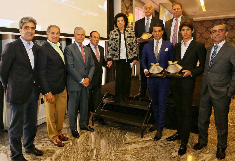 Foto de familia de los premiados en los Trofeos Doctores Vila de Sevilla