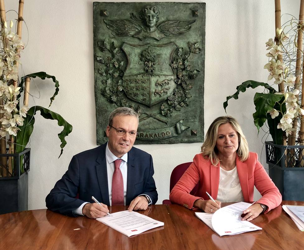 La alcaldesa, Amaia del Campo, y el portavoz del PSE, Alfredo Retortillo, firman el acuerdo de gobierno en Bar