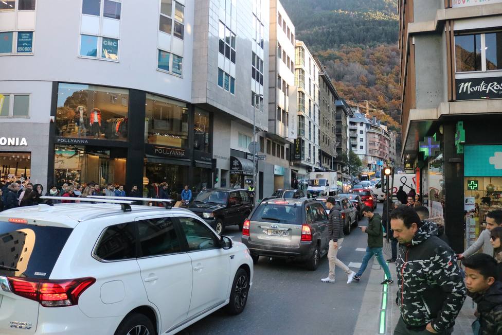 La frontera hispano-andorrana registra colas de hasta 14 kilómetros de entrada a Andorra