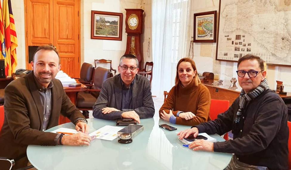 José Luis Benejam, alcalde de Alaior, se reúne con Miguel Ángel María, consejero de cultur