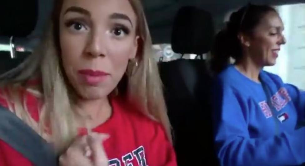 La vergonzosa actitud de dos youtubers que se grababan lanzando comida a mendigos desde su coche