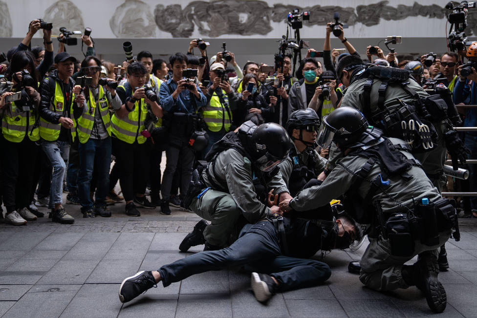 Registrados nuevos enfrentamientos entre la Policía y manifestantes frente a una comisaría de Hong Kong