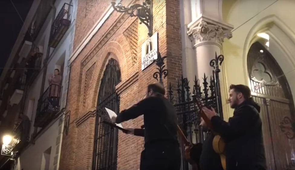 Los sacerdotes de la Iglesia de la Paloma en Madrid salen al balcón a cantar a sus vecinos