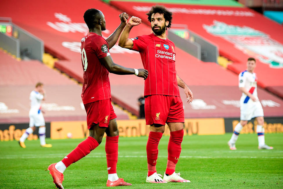 Mané y Salah celebran uno de los goles al Crystal Palace (EFE)