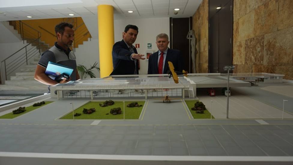 El delegado del Gobierno junto al Alcalde de San Javier en su visita al municipio