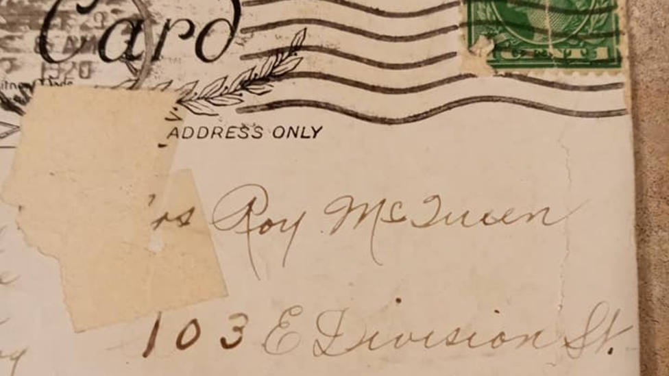 Una postal llega a su destino un siglo después de que fuera enviada