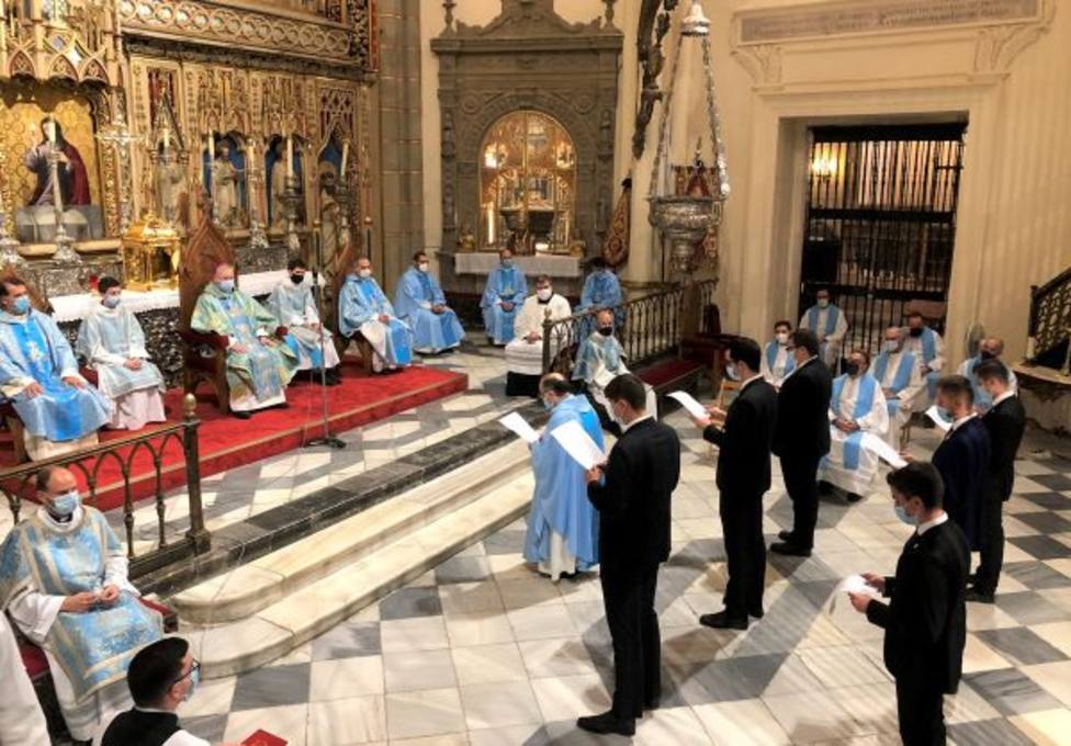 Seis seminaristas y un sacerdote se consagran a la Señora