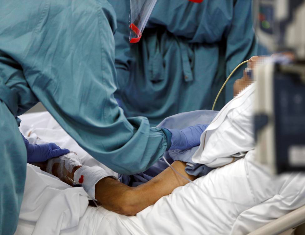 Foto de archivo de personal sanitario atendiendo a un paciente con coronavirus - FOTO: EFE / Jesús Diges