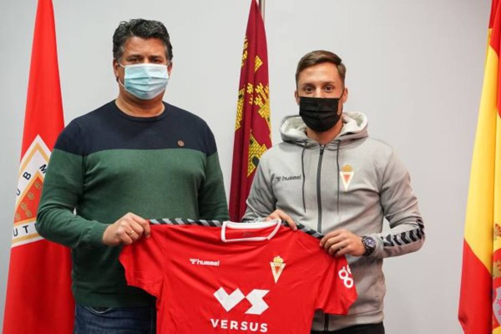 Adán Gurdiel rescinde con UCAM CF y firma con el Real Murcia