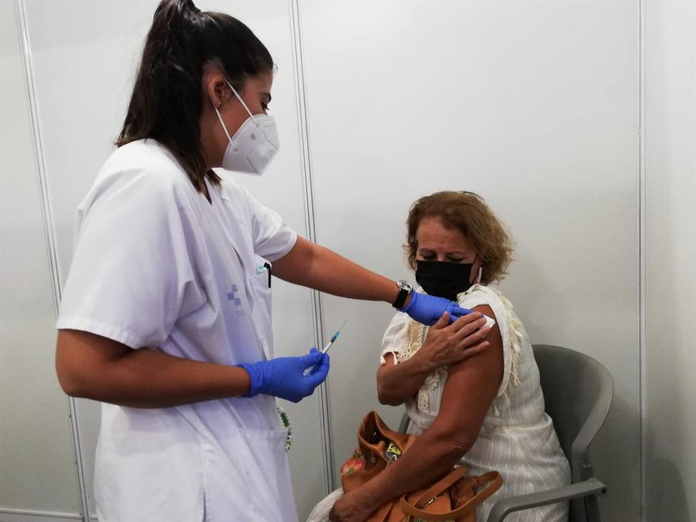 Casi el 20 % de la población en Canarias ha recibido una dosis de la vacuna contra la covid
