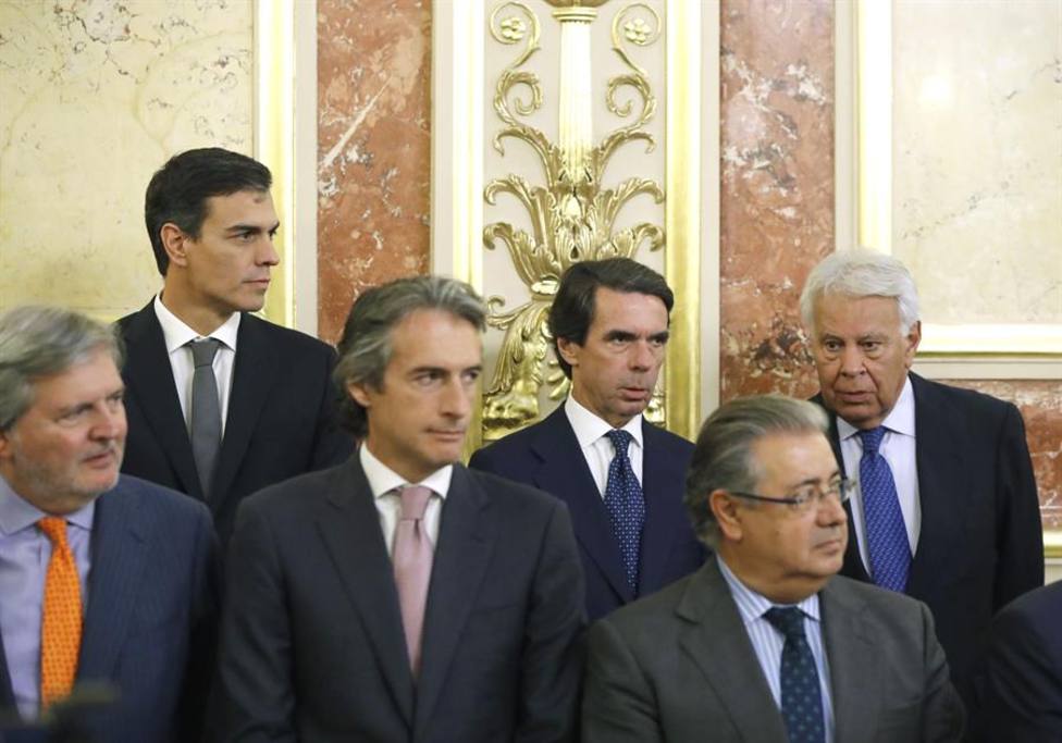 Los expresidentes Aznar y González junto al actual mandatario, Pedro Sánchez