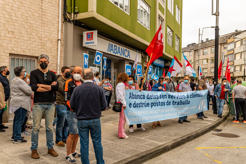 Iván Rivas participó en la movilización en contra del cierre de la oficina de Abanca en Catabois. FOTO: BNG