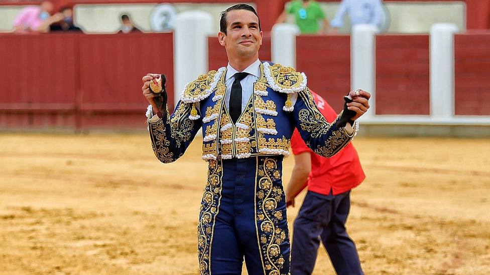 José María Manzanares con dos de las tres orejas cortadas este sábado en Valladolid