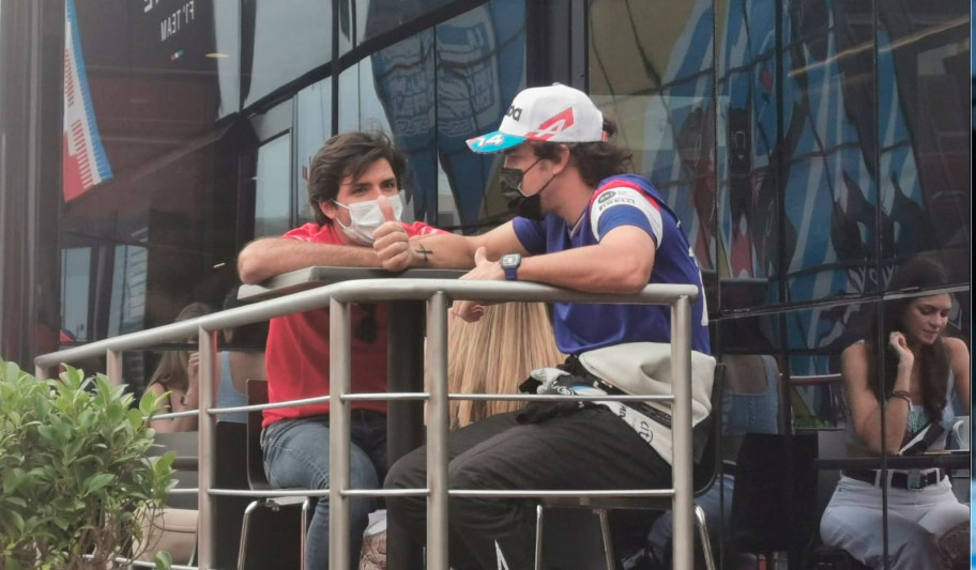 Carlos Sainz y Fernando Alonso, en la previa del GP de Francia (FOTO: Carlos Miquel)