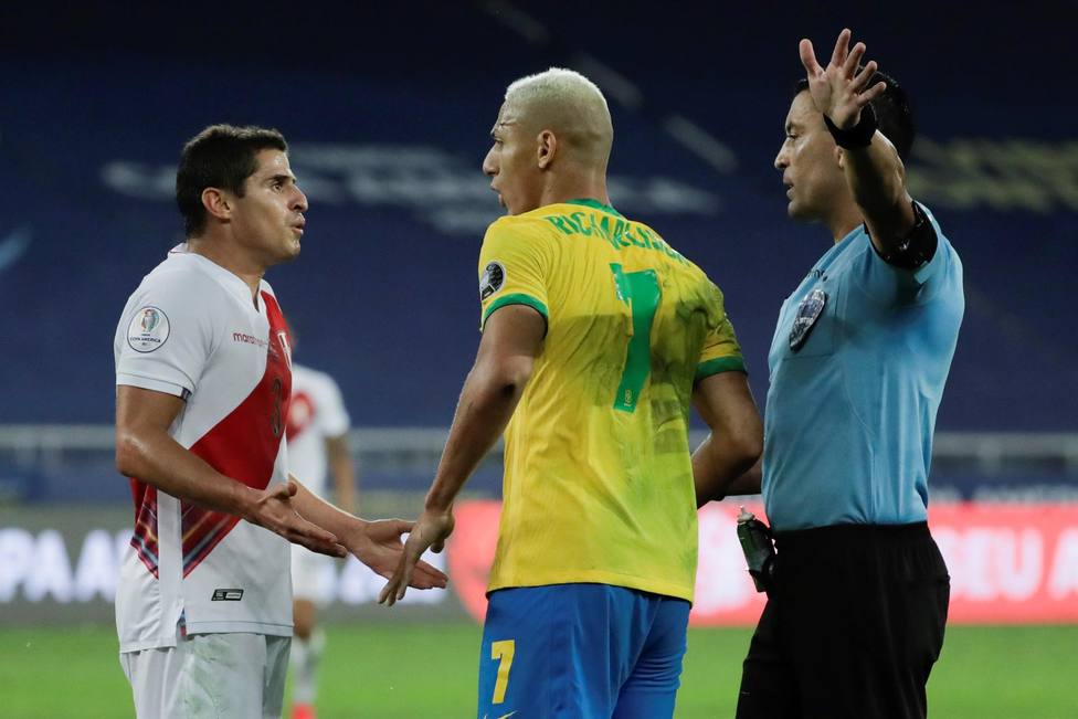 Perú denuncia un maltrato inaceptable del árbitro contra Brasil
