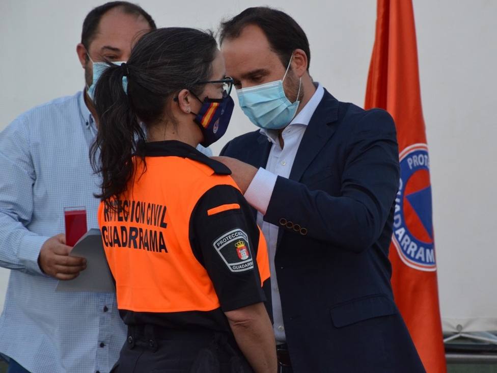 El alcalde, Diosdado Soto, condecora a una voluntaria de Protección Civil
