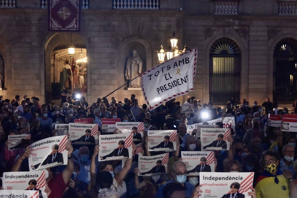 La plaza Sant Jaume de Barcelona se llena de manifestantes en apoyo a Puigdemont