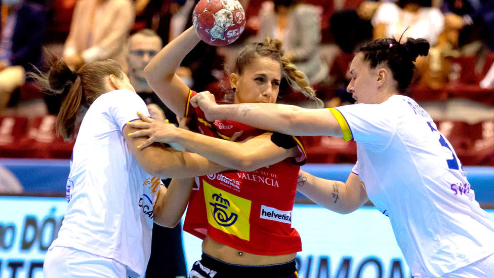 Carmen Campos, jugadora de la selección española de balonmano, en el partido ante Eslovaquia. EFE