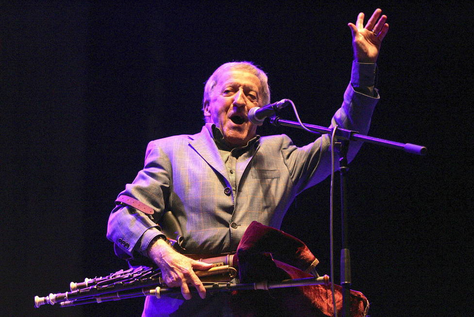 Paddy Moloney durante su actuación en Ortigueira en julio de 2014 - FOTO: EFE / Kiko Delgado