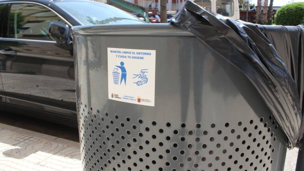 El Ayuntamiento de Puerto Lumbreras instala 50 papeleras nuevas en el municipio
