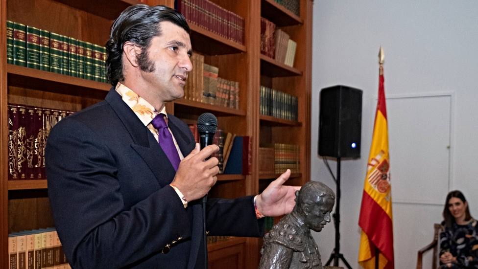 Morante recogiendo su tercer Memorial Manolo Vázquez en el El Aero de Sevilla