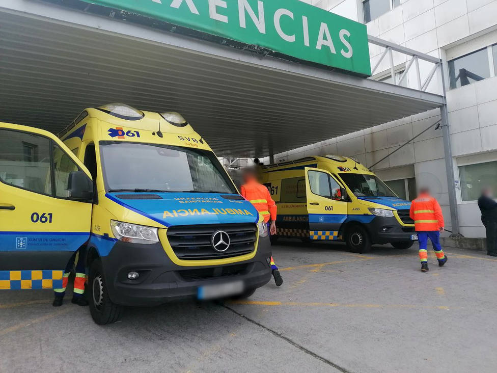 Foto de archivo de dos ambulancias de Urxencias Sanitarias de Galicia-061 en el Arquitecto Marcide