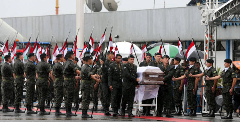 Miles de personas recibieron a los fallecidos en la ciudad de Chapecó. Reuters.