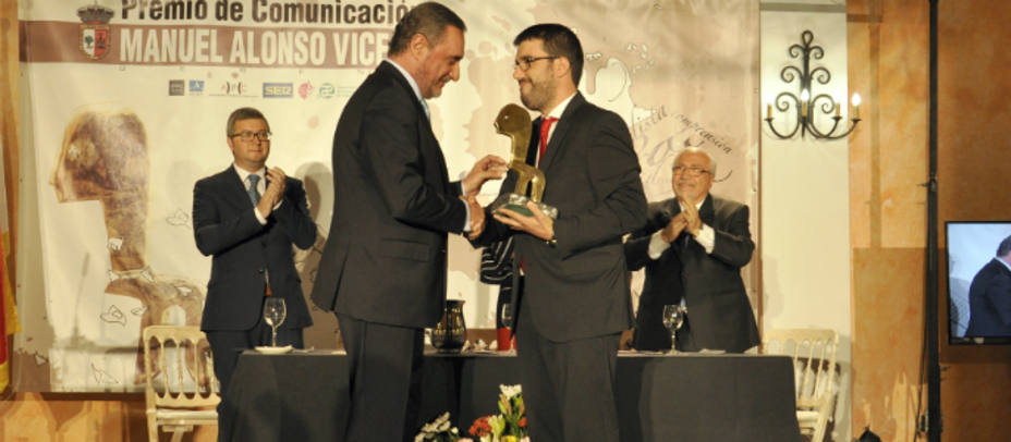 Carlos Herrera recibiendo el premio Manuel Alonso Vicedo. Ayuntamiento de Gerena