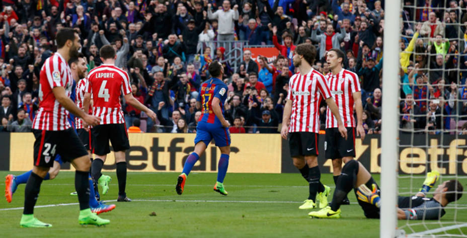 Paco Alcácer celebra su primer gol con el Barcelona en Liga (Reuters)