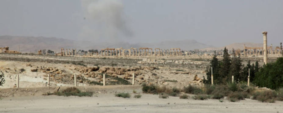 Humo provocado por los cañonazos de los terroristas del Estado Islámico en la toma de la ciudad de Palmira. Reuters