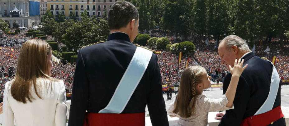Los Reyes de España en el balcón del Palacio Real. REUTERS