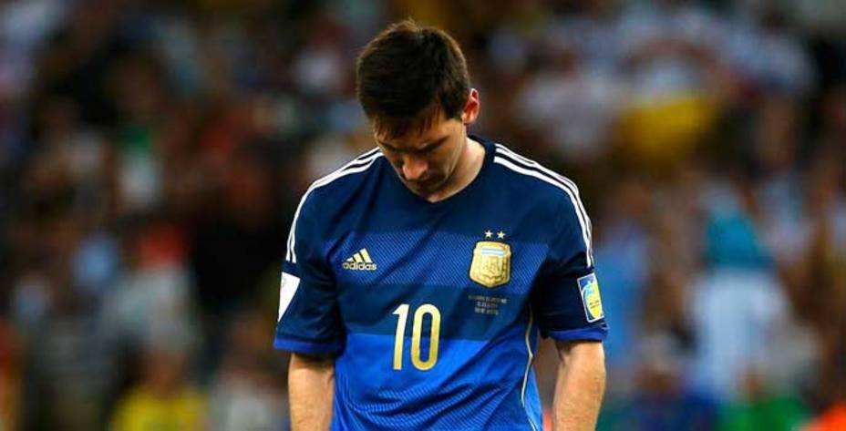 Messi recibió, cabizbajo, el Balón de Oro del Mundial. (Reuters)