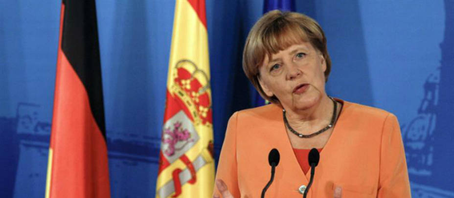 Angela Merkel durante la comparecencia de prensa junto a Rajpy en Santiago. EFE