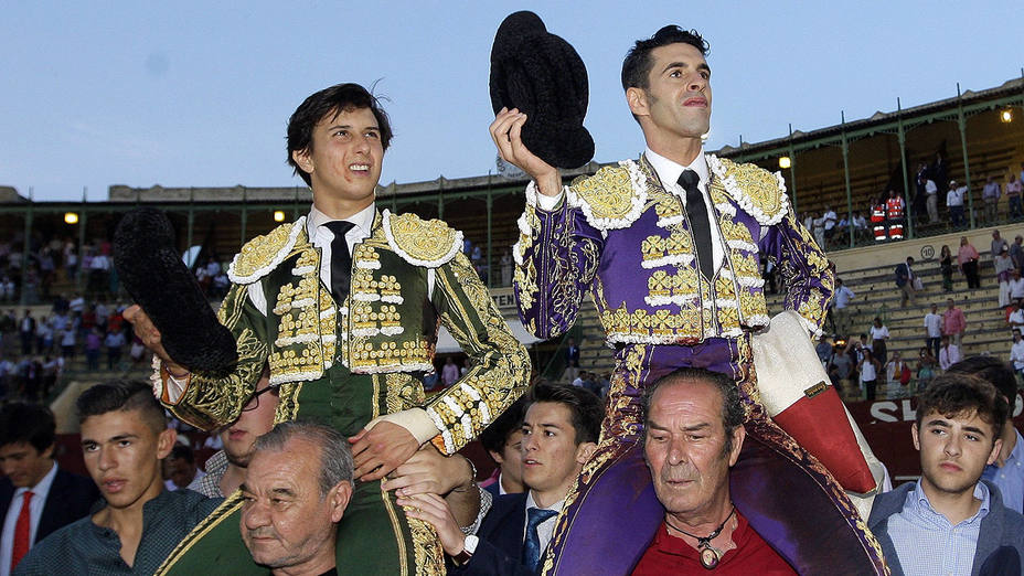 Andrés Roca Rey y Alejandro Talavante en su salida a hombros este sábado de la plaza de Jerez de la Frontera
