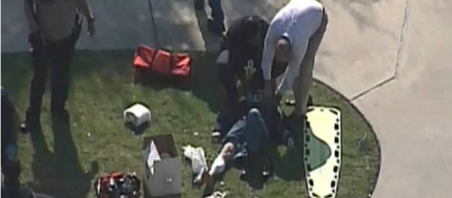 Médicos atienden a uno de los heridos en Texas. Reuters