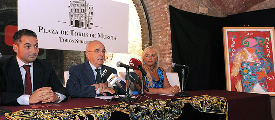 Rafael Gómez, Ángel Bernal y Mª Franco Docavo en la presentación del ciclo murciano. TOROMEDIA