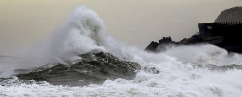 Una gran ola rompe frente al Paseo Nuevo de San Sebastián. EFE