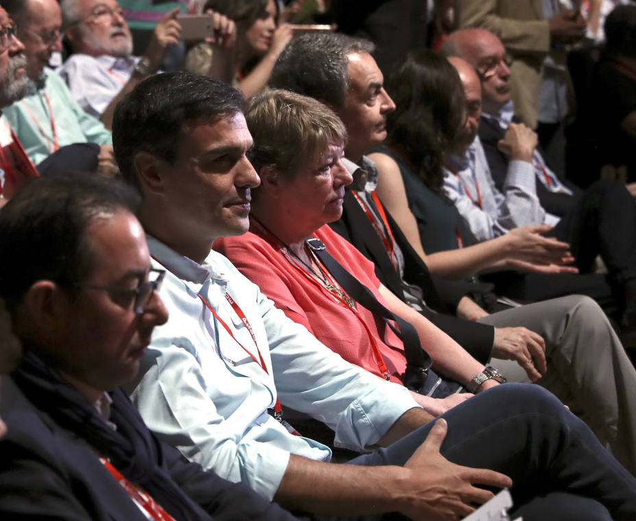 Pedro Sánchez escuchando las intervenciones de los delegados en el Congreso Federal