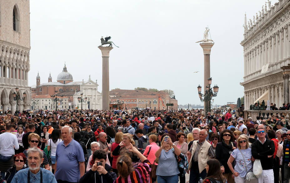 Turistas en la Plaza de San Marcos en Venecia