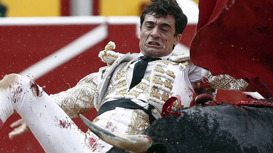 Instante de la cornada sufrida por Paco Ureña este sábado en Pamplona