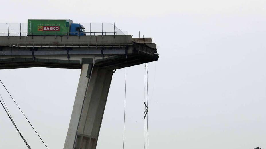 Volver a nacer: la imagen del camión verde en el derrumbe del viaducto de Génova que da la vuelta al mundo
