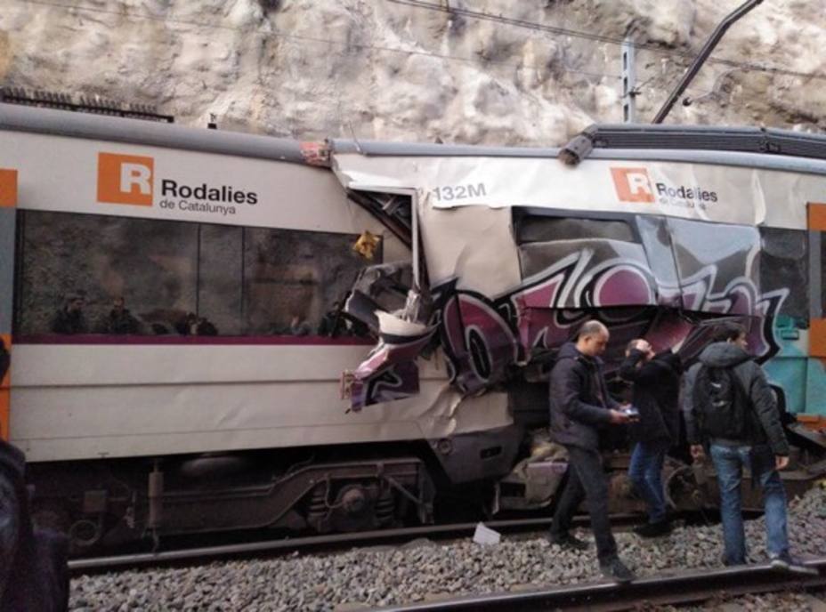 Un muerto y dieciséis heridos en un choque de trenes entre Sant Vicenç de Castell y Manresa (Cataluña)