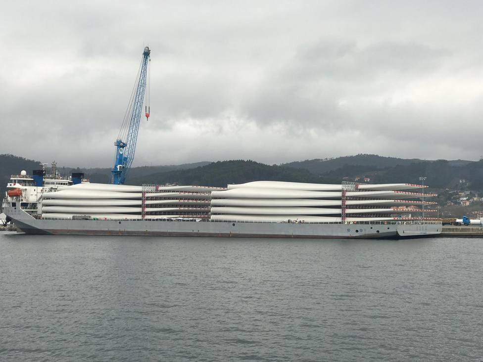 Buque con las palas de aerogenerador atracado en el Puerto de Ferrol